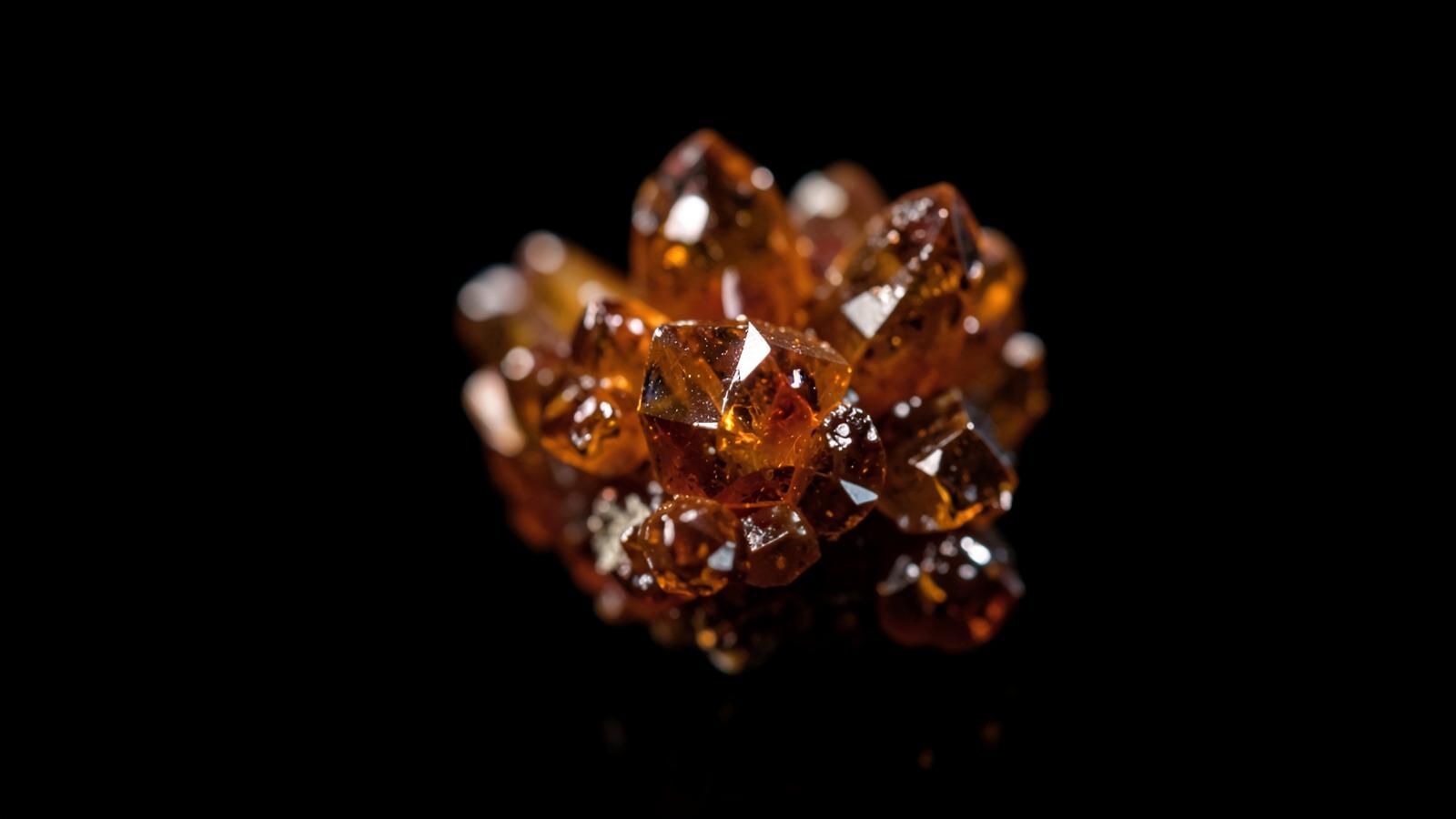 Macro view of amber-brown monazite crystals.